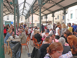 sous la halle les tables sont bien garnies